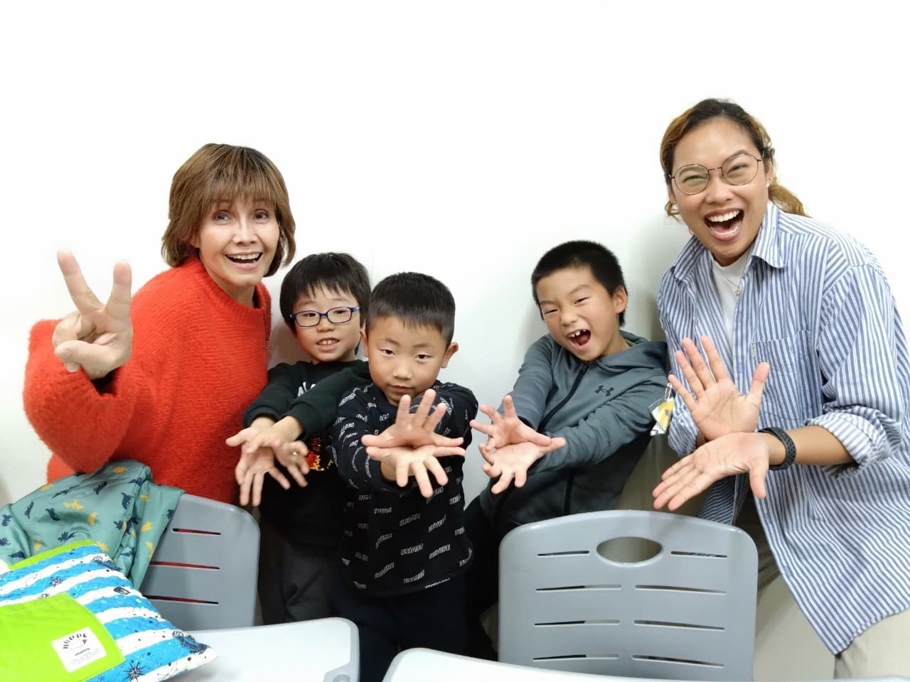 レッスン中の笑顔 — 里美先生・マリア先生と生徒たち